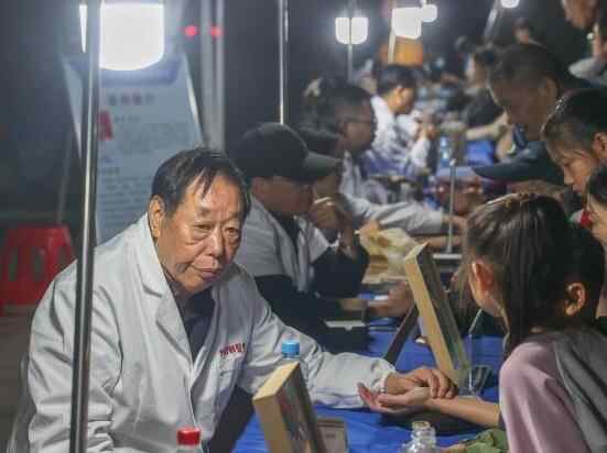  中醫進社區擺“夜市”受民眾歡迎